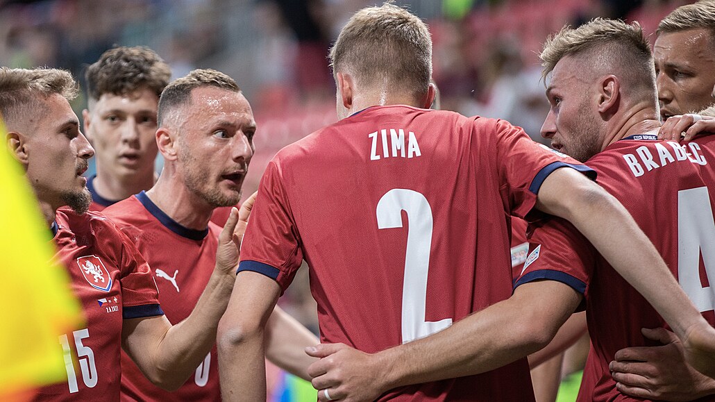 Čeští fotbalisté se v utkání Ligy národů proti Švýcarsku radují z gólu.