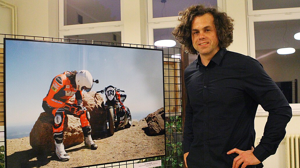 Motocyklový závodník Kamil Holán ve ��á�e nad Sázavou p�edstavil nový...