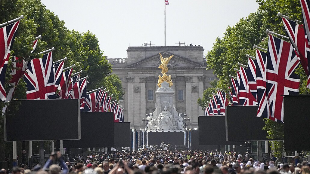 Británie třetím dnem velkolepě oslavuje 70 let Alžběty II. na trůnu. Hlavní...