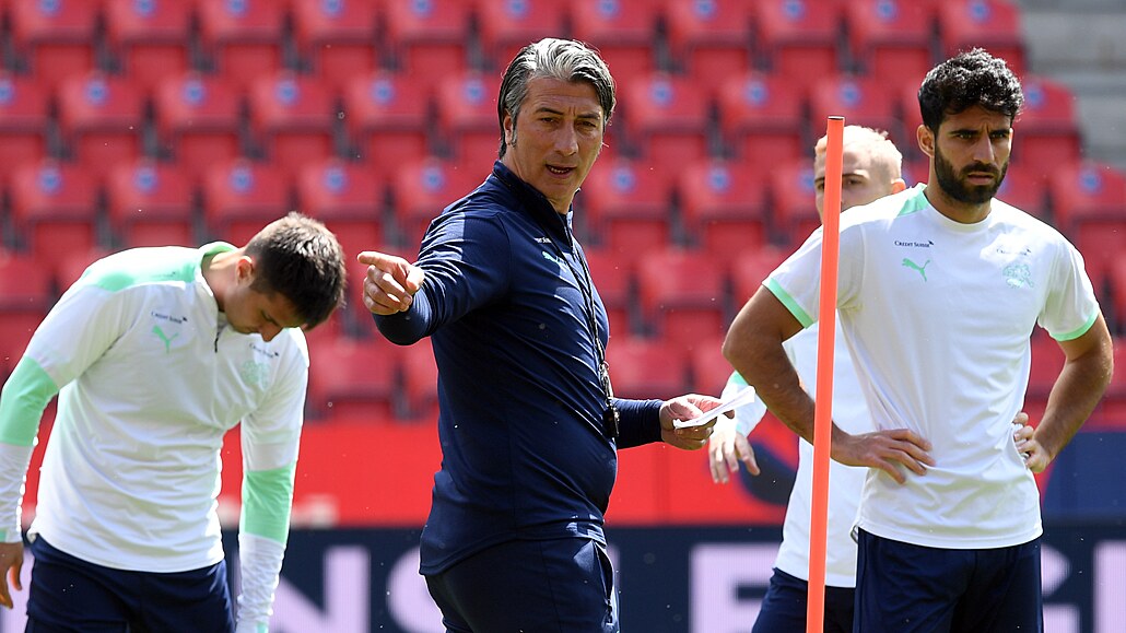 Kou� Murat Yakin na tréninku �výcarské reprezentace v Praze p�ed utkáním Ligy...