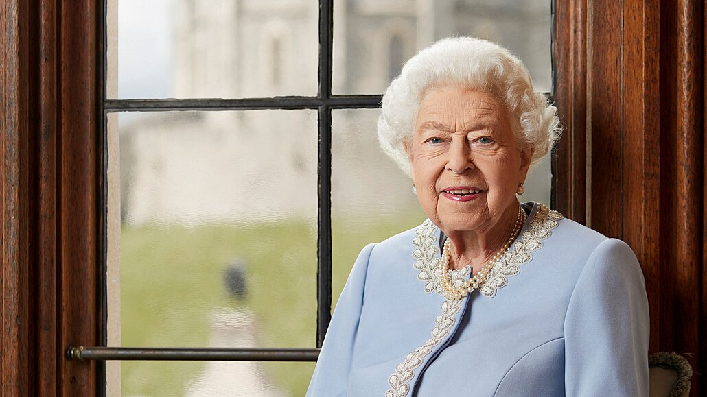 Královna Al�b�ta II. na oficiálním portrétu k platinovému jubileu (Windsor, 25....