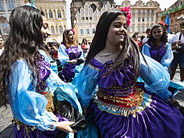 Prvod romských taneních a hudebních soubor se v pátek krátce po poledni...
