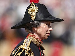 Alžbětina jediná dcera, princezna Anne, se zúčastnila vojenské přehlídky v...