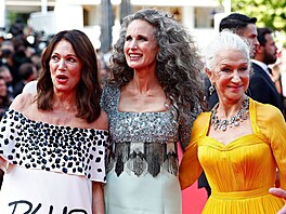 Iris Berbenová, Andie MacDowellová a Helen Mirrenová (Cannes, 6. ervence 2021)
