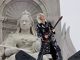 Brian May z kapely Queen na koncertě k platinovému jubileu královny Alžběty II....