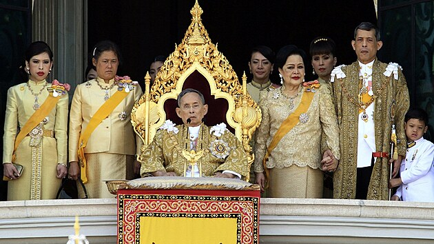 Thajsk krl Pchmipchon Adundt hovo k lidu bhem oslav svch 84. narozenin. (5. prosince 2011)