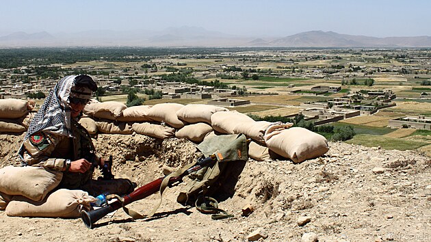 Čeští vojáci hlídkují v afghánské provincii Vardak. Ostré slunce, rozžhavený písek a prach uměl hlídku na pozorovacím stanovišti řádně ztížit.