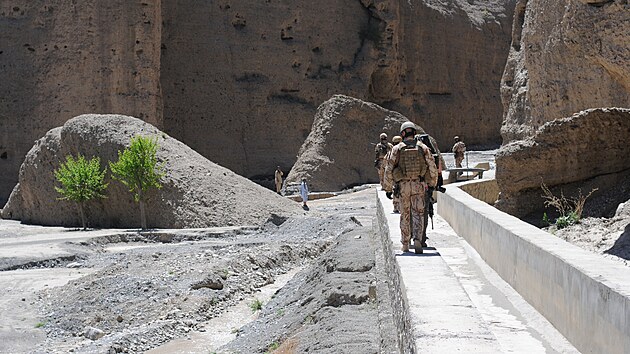 Významnou součástí práce PRT v Lógaru byly vodohospodářské projekty. Hlavním cílem patroly bylo zmapovat a zdokumentovat zavlažovací systém v údolí Khoshi v stejnojmenném distriktu a jez s kanálem Abtak, které byly poničeny v průběhu záplav v roce 2010. K patrole se připojili také zástupci Afghánské národní policie. Společně prošli podél celého zavlažovacího systému tak, aby přítomní čeští civilní experti ze 7. PRT získali potřebné informace a mohli připravit projektovou dokumentaci. (Shank, rok 2011)
