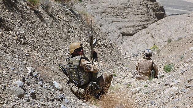 Patrolovací činnost příslušníků 7. PRT Lógar během rekognoskační patroly v údolí Khoshi (Shank, rok 2011)