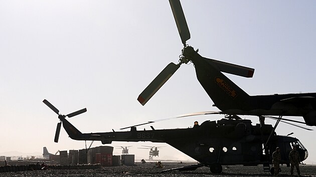 České vrtulníky Mi-171Š na základně Šarana v afghánské provincii Paktíka (18. prosince 2010)