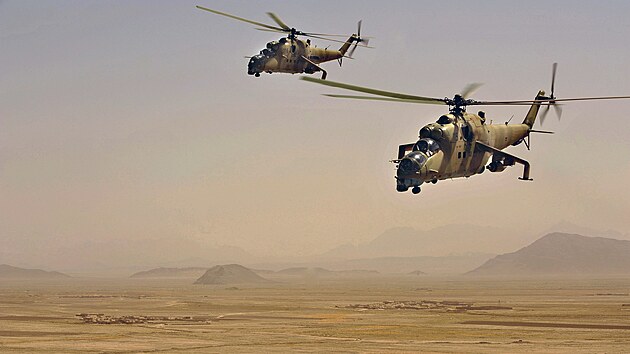 Kandahár. Afghánské vrtulníky Mi-35 během výcvikového letu s českými instruktory (říjen 2009)
