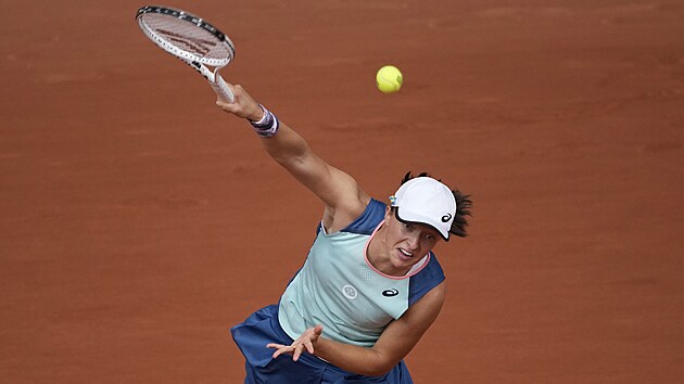 Iga wiatekov servruje bhem finlovho zpasu na Roland Garros.