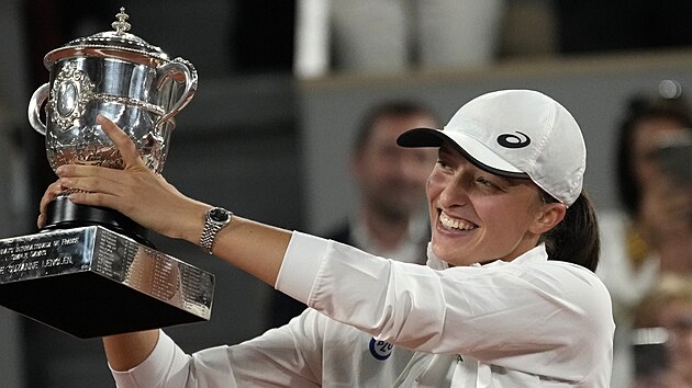 Ig wiatekov s trofej pro vtzku Roland Garros.