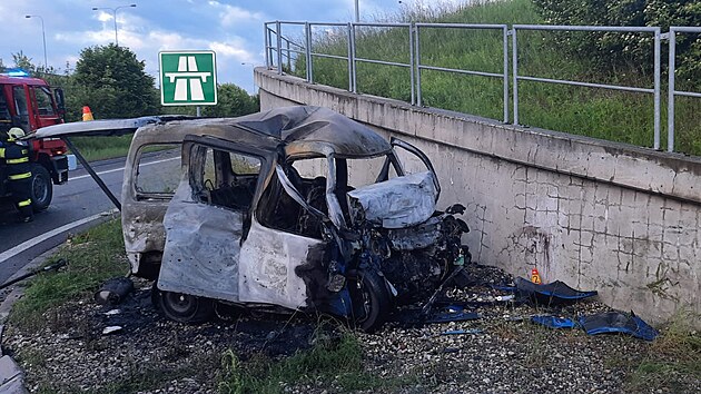 U d�lni�n�ho sjezdu z D46 u Hn�vot�na se stala nehoda, po n� auto vzpl�lo. U nehody zahynul �idi�. Silnice ��slo 570 byla po dobu z�sahu uzav�ena.