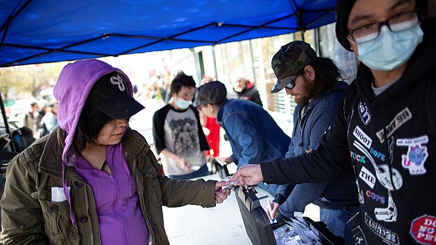 lenov organizace Fronta za osvobozen uivatel drog rozdv ve Vancouveru dvky otestovanch drog na demonstraci poadujc legalizaci bezpench alternativ k toxickm poulinm drogm. (14. dubna 2022)