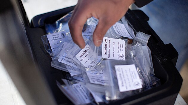 lenov organizace Fronta za osvobozen uivatel drog rozdv ve Vancouveru dvky otestovanch drog na demonstraci poadujc legalizaci bezpench alternativ k toxickm poulinm drogm. (14. dubna 2022)