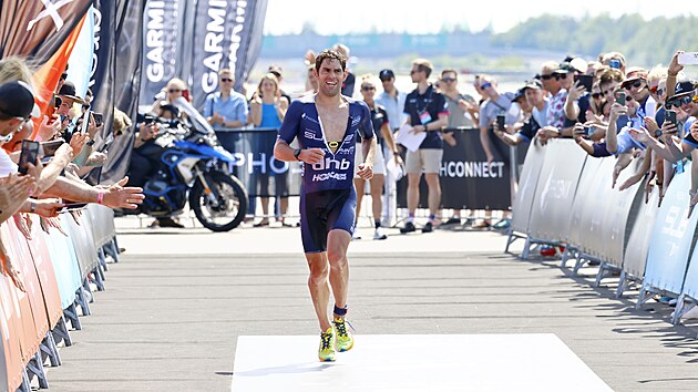 Joe Skipper z Velk Britnie probh clem triatlonovho zvodu Ironman na nmeckm Lausitzringu.