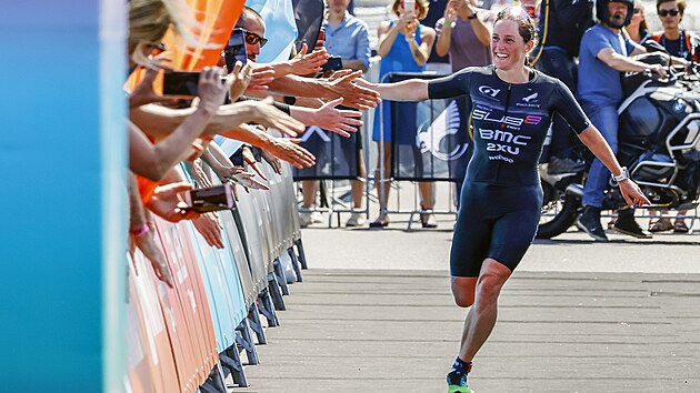 Katrina Matthewsov se raduje s fanouky v cli triatlonovho zvodu Ironman.