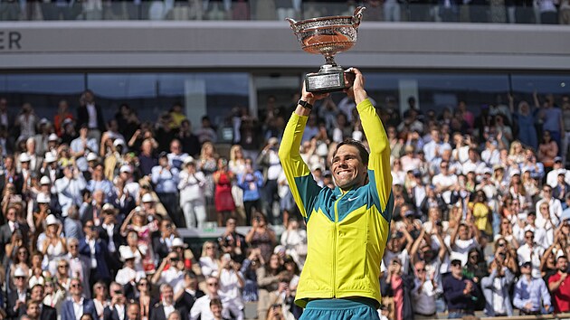 Radost. Rafael Nadal s trofej pro vtze Roland Garros.