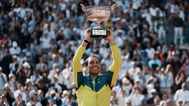 trnct vtzstv na Roland Garros. Antukov krl Rafael Nadal se svou oblbenou trofej.