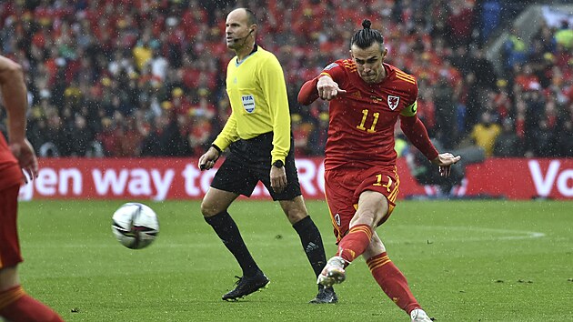 Kapitn Walesu Gareth Bale v barovm utkn o mistrovstv svta proti Ukrajin otevr skre.