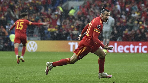 Kapitn Walesu Gareth Bale se raduje po vstelen vodnho glu bare proti Ukrajin.