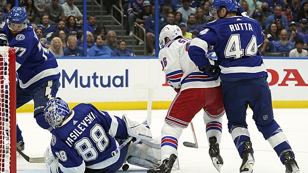 Andrej Vasilevskij (88) pad pi snaze chytit kotou po stele Ryana Stroma (16), kterho brn Jan Rutta (44).