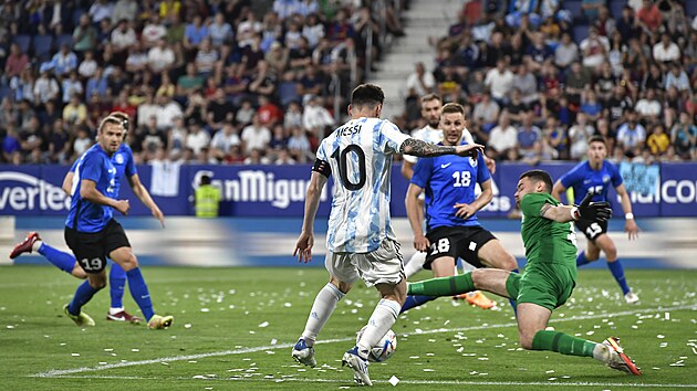 Lionel Messi (10) se sna skrovat proti Estonsku v ptelskm zpase.