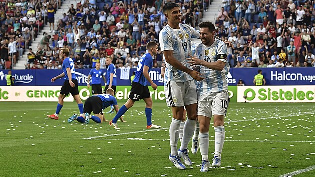Lionel Messi (10) a Joaquin Correa (19) oslavuj gl proti Estonsku.
