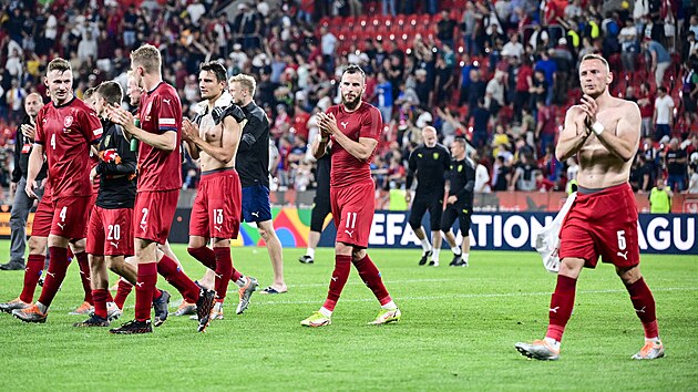 Čeští hráči děkují fanouškům po zápase Ligy národů proti Španělsku.