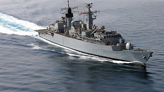 Fregata HMS Broadsword, na pdi je vid OZ zench stel Sea Wolf