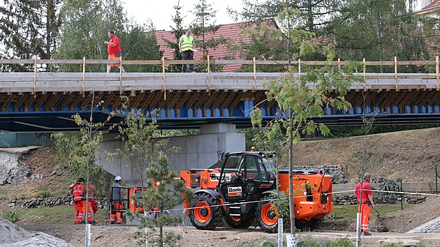 Stavba novho mostu se o nkolik milion korun prodraila.