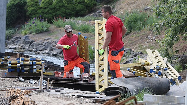 Dělníci při stavbě nového mostu ve Rtyni nad Bílinou.