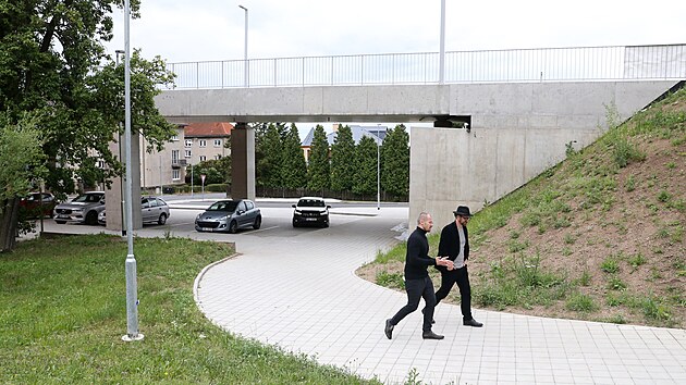 Podoba nového mostu vzešla z architektonické soutěže. V té se svým návrhem uspěli architekti Marek Blank, Petr Tej a Janek Srnka. Slavnostního otevření se zúčastnili Blank (v černém roláku) a Tej. (9. června 2022)