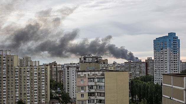 Po vbuch byl v Kyjev vidt stoupajc dm. (5. ervna 2022)