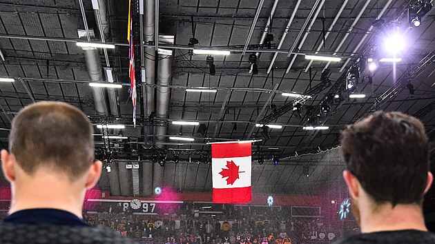 Kanadská vlajka v hale při hymně