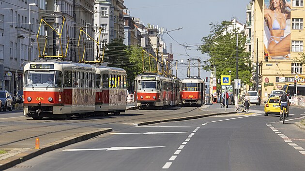 V nkolika zejmna centrlnch tvrtch Prahy ped devtou hodinou vypadly dodvky elektiny. Stojc tramvaje Praha Vinohrady. (2. ervna 2022)