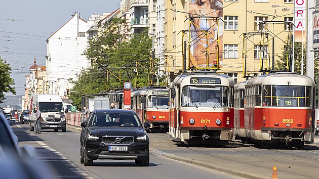 V nkolika zejmna centrlnch tvrtch Prahy ped devtou hodinou vypadly dodvky elektiny. Stojc tramvaje Praha Vinohrady. (2. ervna 2022)