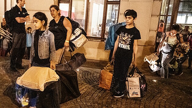 Improvizovan tbor pevn romskch uprchlk na hlavnm ndra v Praze skonil. Nkte se pesouvaj do Maleickho tbora pro uprchlky jin odjdj do zahrani. (1. ervna 2022)