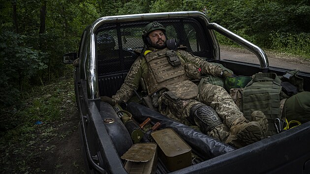 Ukrajinský voják odpočívá, než se vrátí na frontovou linii v Doněcké oblasti na východní Ukrajině. (5. června 2022)