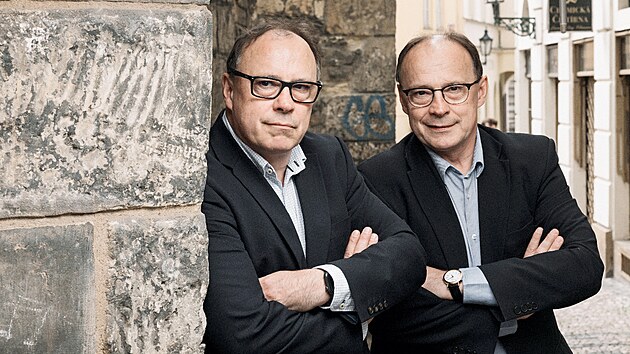 Jsou to jednovaječná dvojčata a oba špičkoví lékaři. Petr a Pavel Wohlovi ...