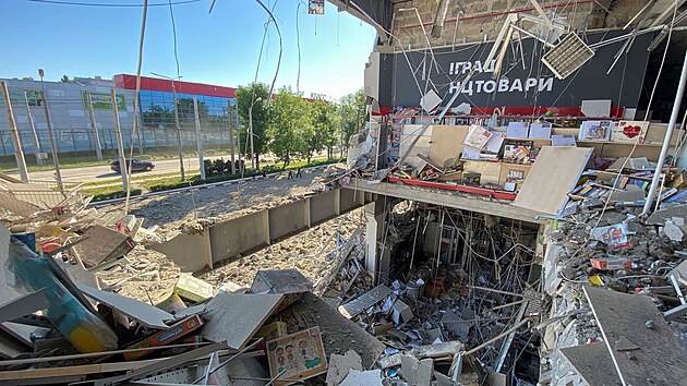 Pohled ukazuje supermarket v nákupním středisku poškozeném ruským raketovým útokem v Charkově na Ukrajině. (8. června 2022)