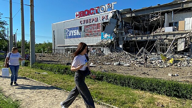Pohled ukazuje supermarket v nákupním středisku poškozeném ruským raketovým útokem v Charkově na Ukrajině. (8. června 2022)
