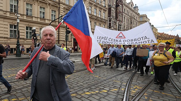 Zhruba dva tisíce zemdlc se po poledni vydalo po protestním mítinku na...