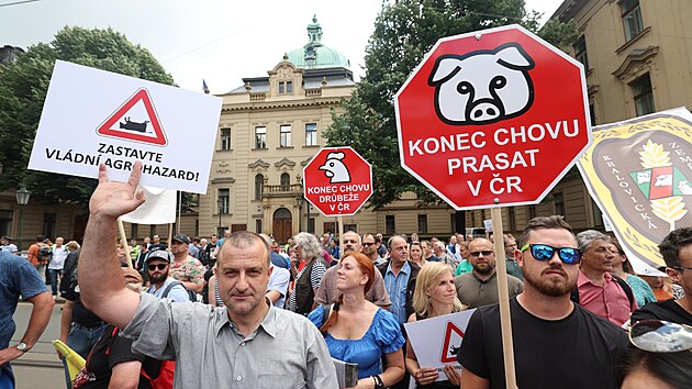 Zhruba dva tisíce zemědělců se po poledni vydalo po protestním mítinku na pochod Prahou. (8. června 2022)