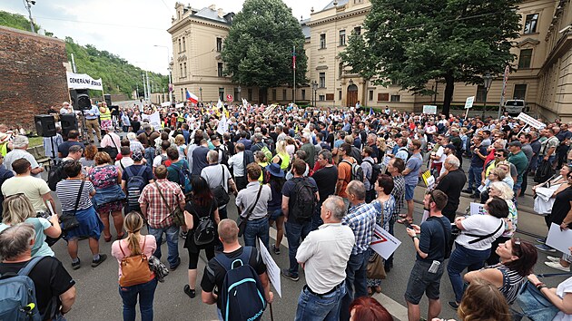Zhruba dva tisíce zemědělců se po poledni vydalo po protestním mítinku na pochod Prahou. (8. června 2022)
