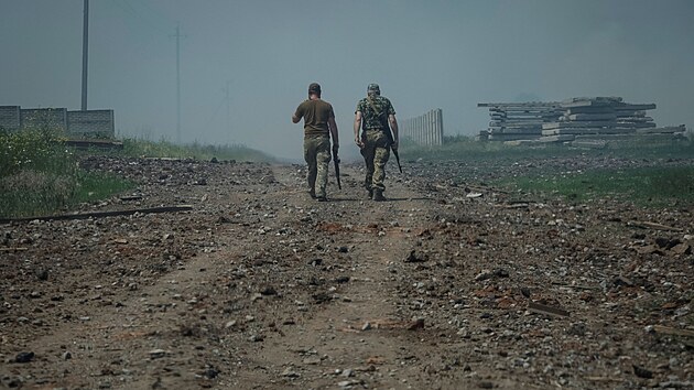 Vojáci hlídkují na silnici v Doněcké oblasti na Ukrajině. (8. června 2022)