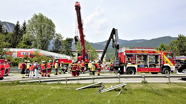 Vlak na jihu Bavorska vykolejil a pevrtil se na bok. (3. ervna 2022)