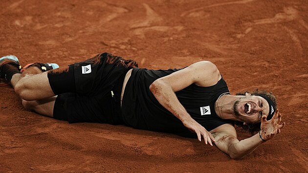 Nmec Alexander Zverev v semifinle Roland Garros upadl a bolestiv si zranil kotnk.