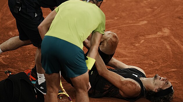 Nmec Alexander Zverev v semifinle Roland Garros upadl a bolestiv si zranil kotnk, jeho soupe panl Rafael Nadal pihl.